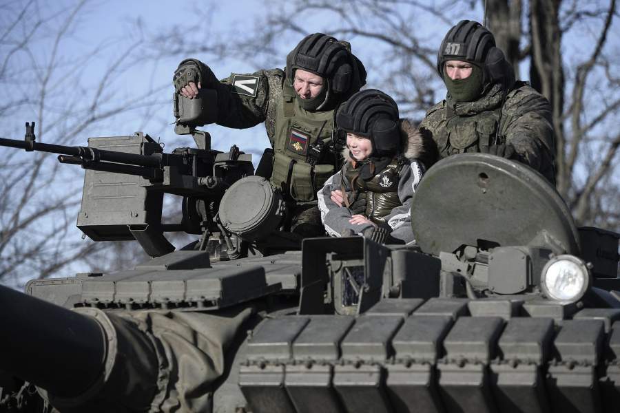 Мальчик Илья на броне газотурбинного танка Т-80 БВ в сопровождении экипажа во время поездки по полевым дорогам в Запорожской области. Временно исполняющий обязанности губернатора Запорожской области Евгений Балицкий в рамках акции «