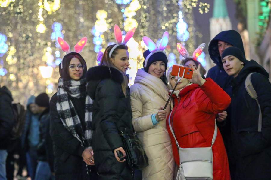 Москвичи на Никольской улице в канун Нового года