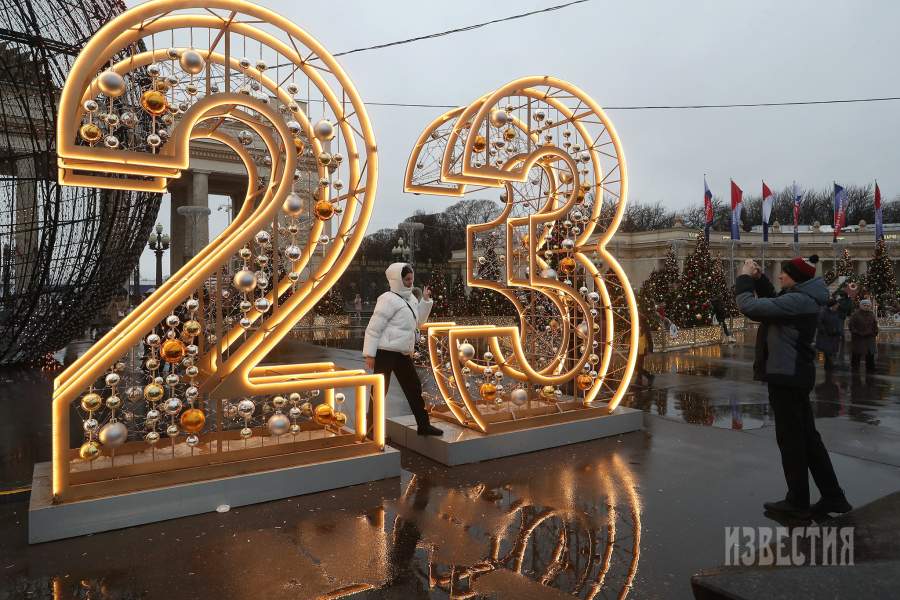 Новогодние инсталляции у входа в Центральный парк культуры и отдыха имени Горького в Москве