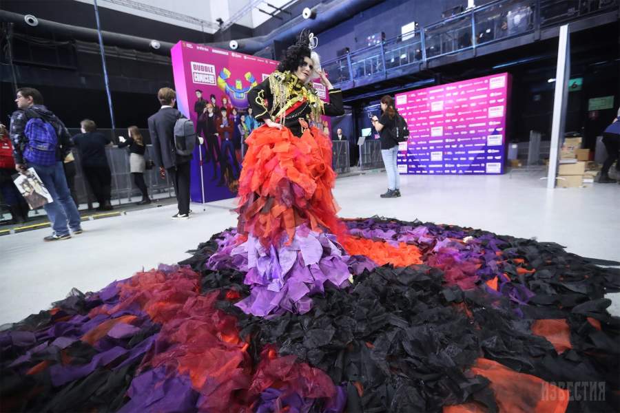 Бунтарка Круэлла сбежала от Disney, чтобы продемонстрировать свой пышный наряд на московском Bubble Comics Con