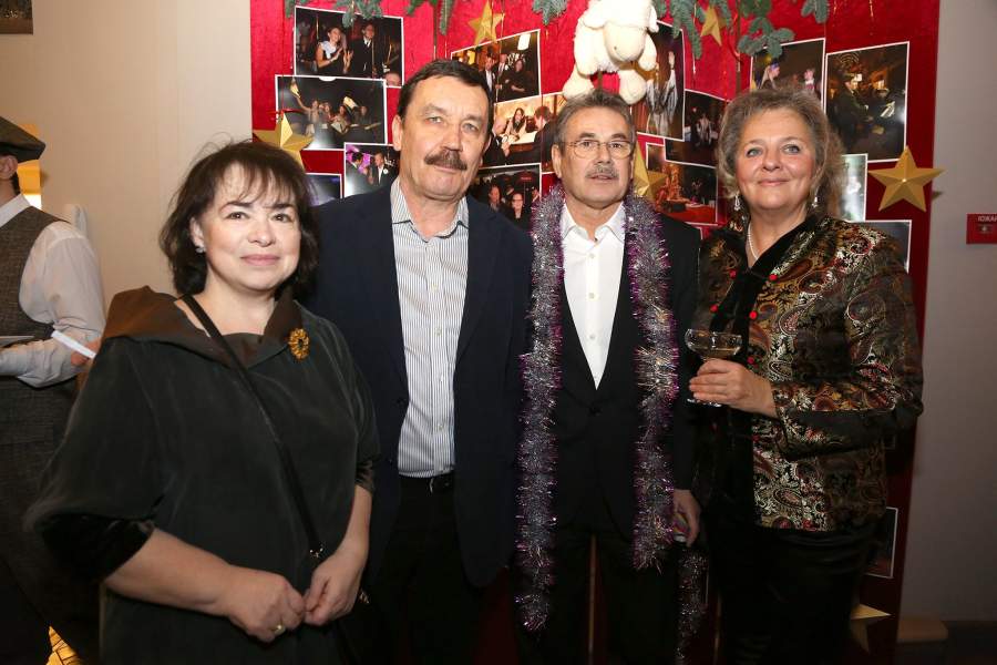 Кинорежиссер Вадим Абдрашитов с супругой Нателлой и режиссер Павел Чухрай с супругой Марией на традиционном Bosco-балу в Театре наций