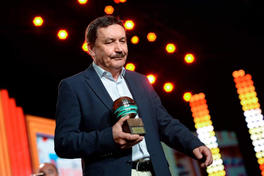 Народный артист России, режиссер Вадим Абдрашитов получает приз «За гражданскую и художественную бескомпромиссность» на церемонии открытия XXVI Открытого российского кинофестиваля «Кинотавр» в Сочи