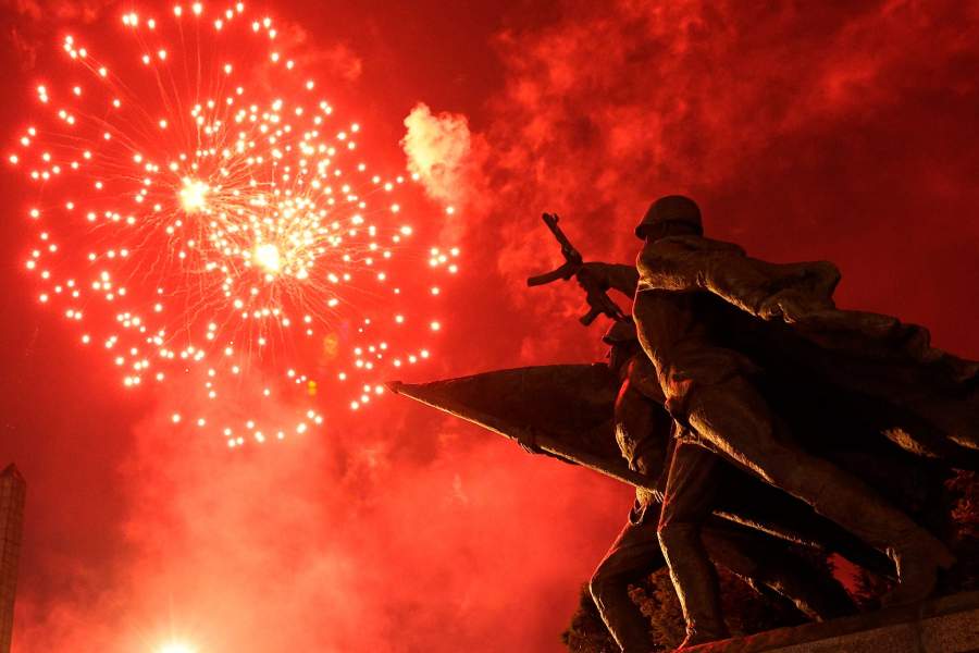 Праздничный салют в честь Дня Защитника Отечества во Калининграде