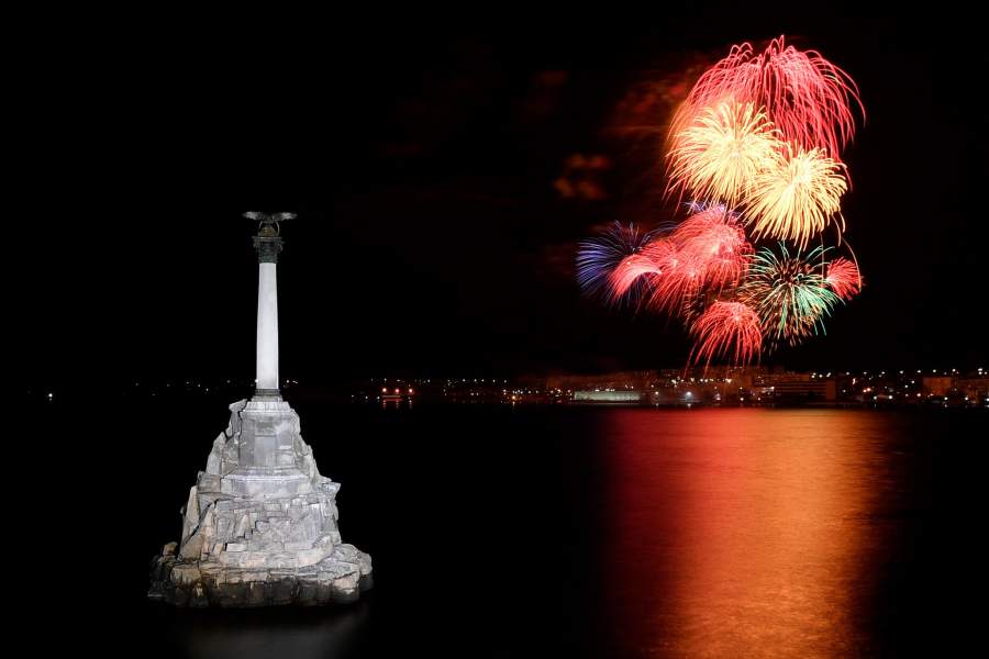 Праздничный салют в честь Дня Защитника Отечества в Севастополе