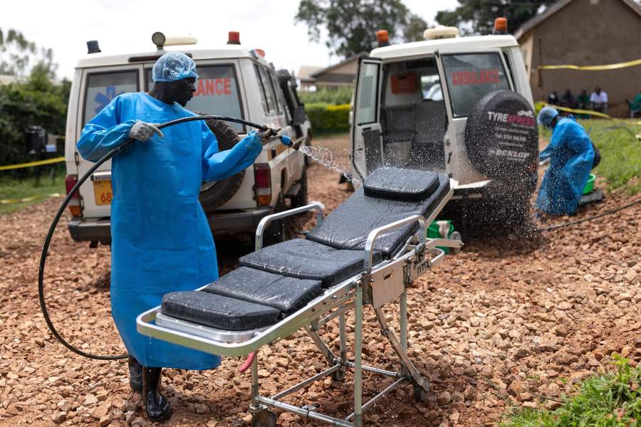 Работники Красного Креста чистят машины скорой помощи после транспортировки зараженных лихорадкой Эбола в больницу. Уганда