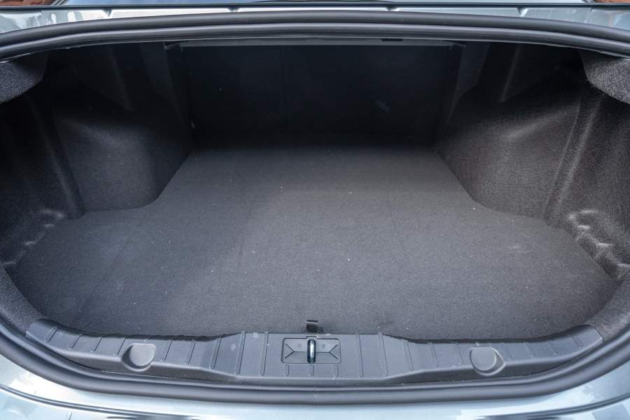 Для задних пассажиров предусмотрен только один воздуховод и USB-разъем