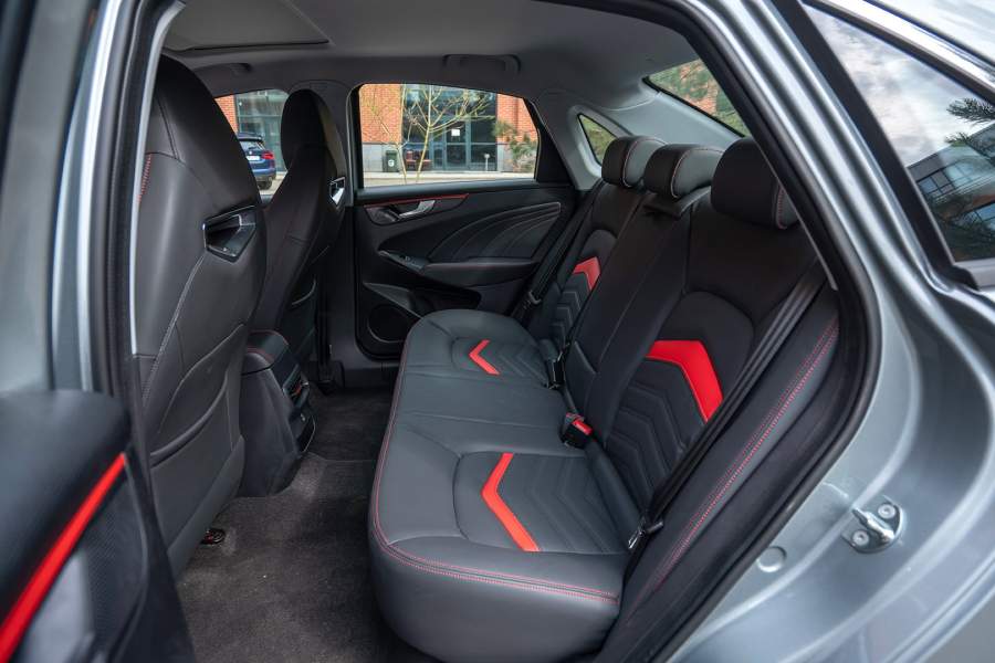 За счет внушительной колесной базы, на втором ряду сидений много свободного места