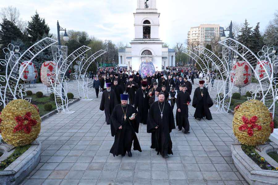 Священники во время пасхальных торжеств у собора Рождества Христова в Кишиневе