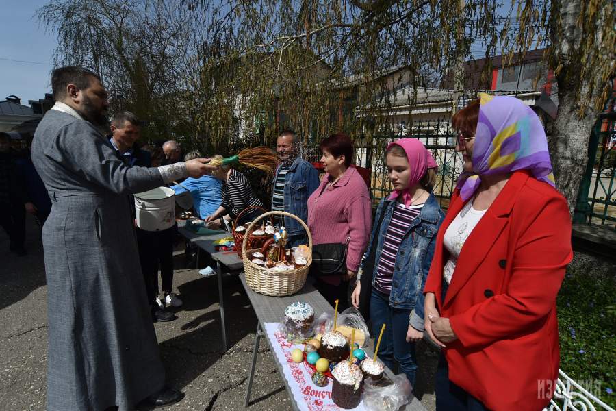 Крым Симферополь. Петро-Павловский собор, освящение куличей