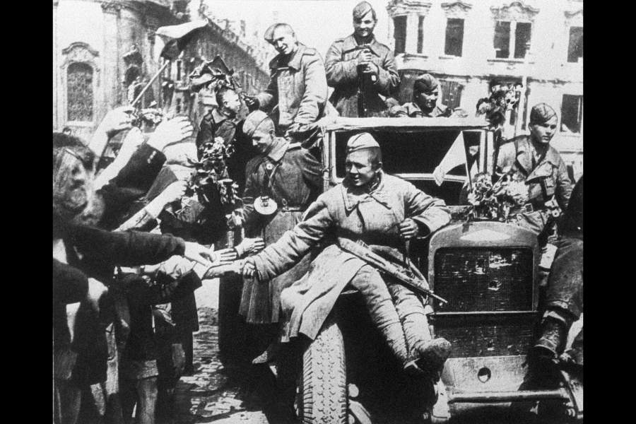 Архивные фото Известий к 9 мая