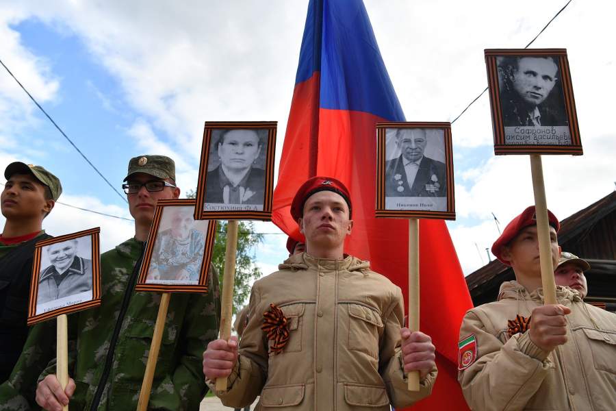 Воспитанники раифского специального учебно-воспитательного учреждения закрытого типа на акции «Бессмертный полк» в поселке Местечко Раифа Зеленодольского района