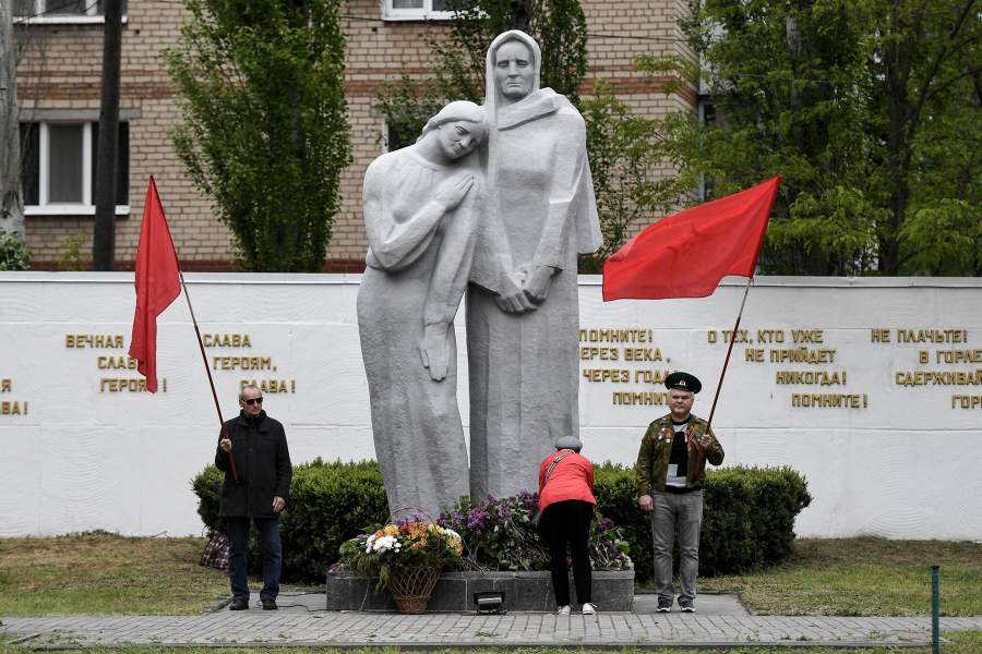 Церемония возложения цветов к Вечному огню у памятника «Братское кладбище» в Мелитополе
