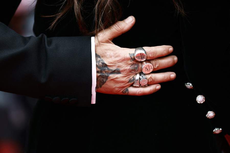 The 76th Cannes Film Festival - Opening ceremony and screening of the film "Jeanne du Barry" Out of competition - Red Carpet arrivals - Cannes, France, May 16, 2023. Johnny Depp's hand is seen as he poses Фото: REUTERS/Yara Nardi