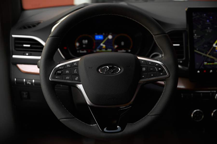 Кнопок на руле стало больше