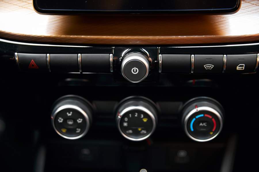 Кондиционер самый простой, комбинация клавиш над ним — новая