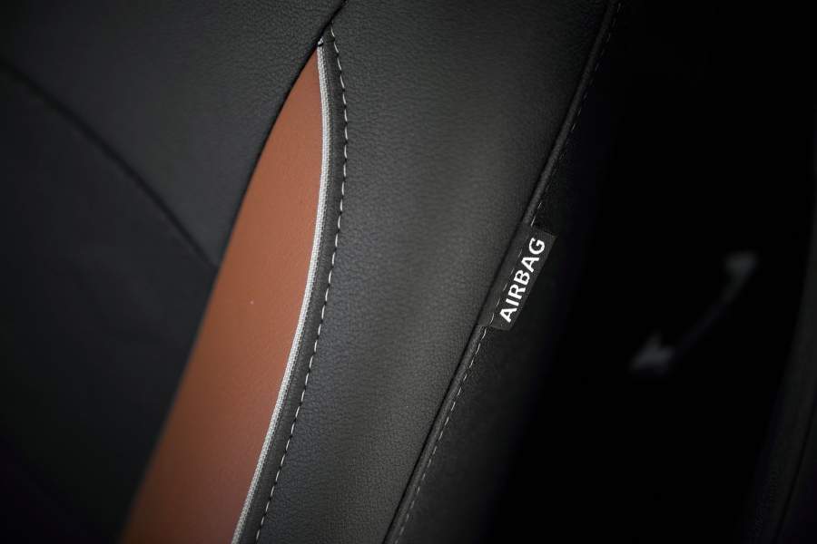 Боковые подушки безопасности — прерогатива топ-версии, у базовой машины только две фронтальные