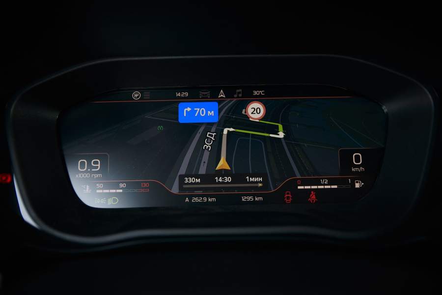 На цифровую приборную панель, доступную в топ-комплектации, можно вывести карту