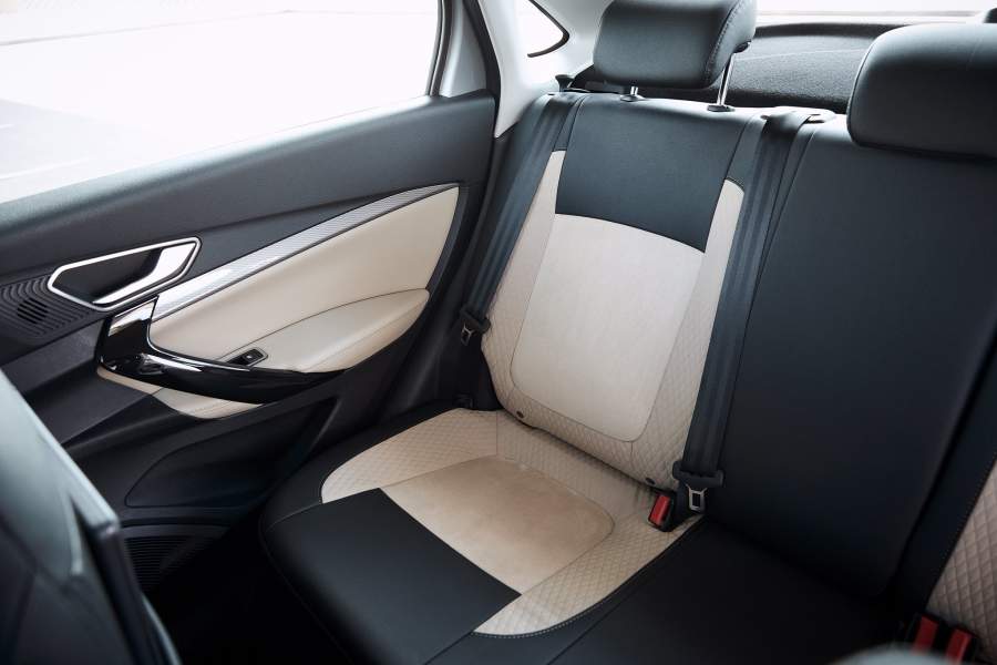 Сиденья могут быть обиты искусственной замшей