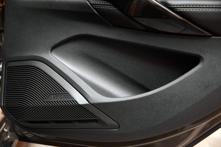 В задних дверях есть углубления для бутылок