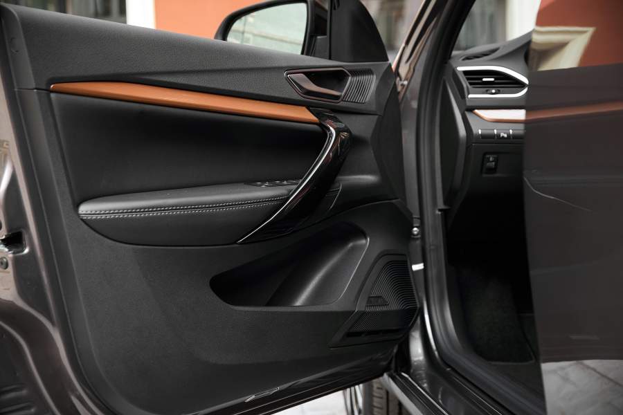 На внутрненней части дверей появились удобные ручки