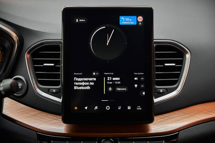 Вертикальный планшет с сервисами Яндекса — предлагается в максимальной комплектации. В базе у Vesta NG аудиоподготовка, а в средних комплектациях — 7-дюймовый дисплей