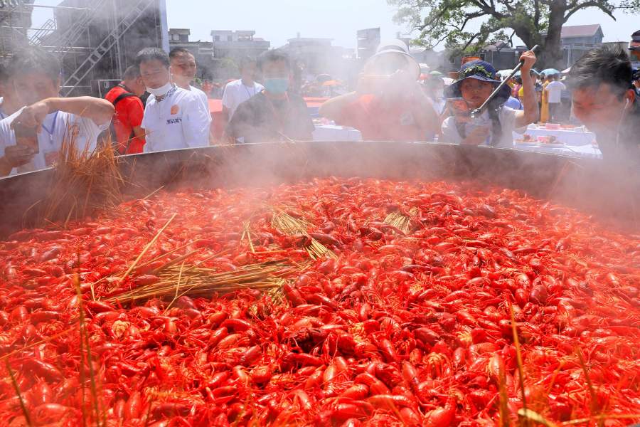 Как проходит фестиваль раков в Китае