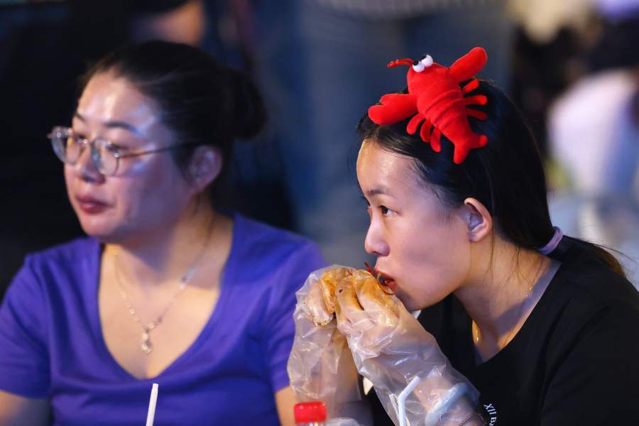 Как проходит фестиваль раков в Китае