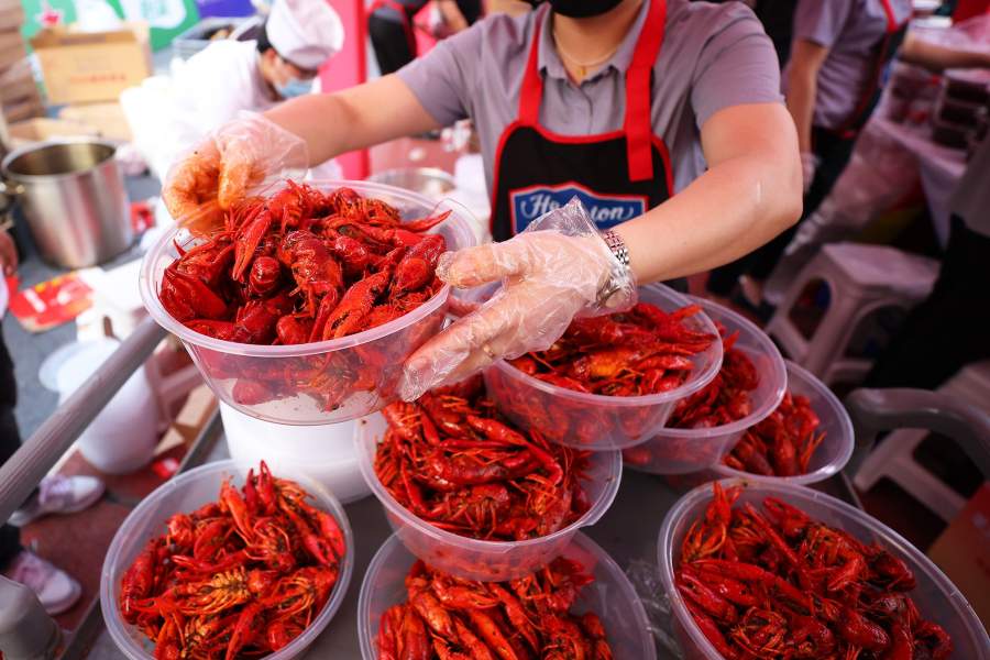 Как проходит фестиваль раков в Китае