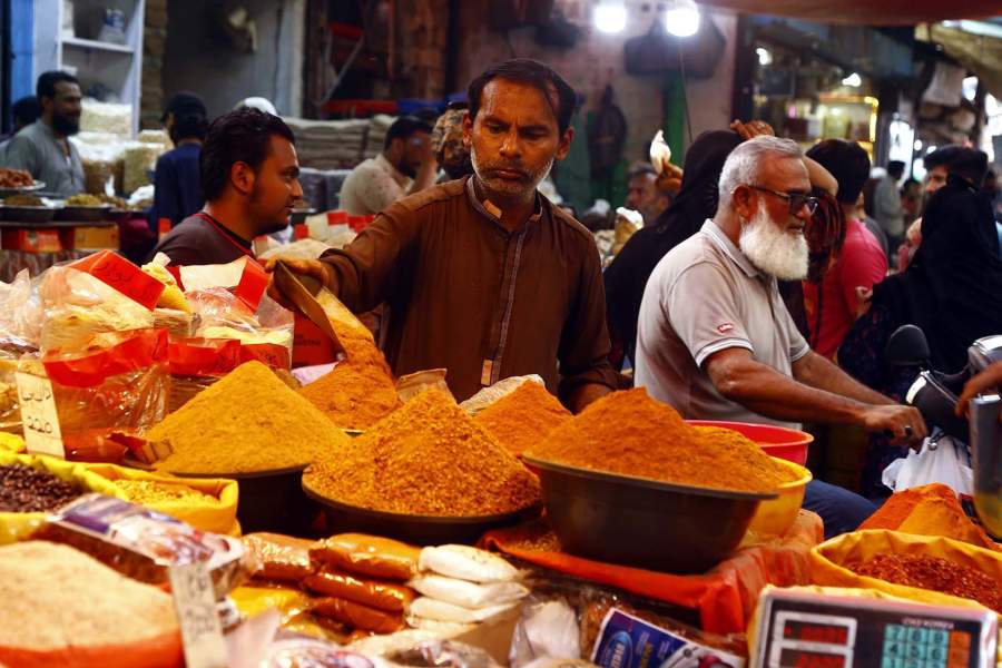 Мужчина продает пряности на рынке в Пакистане