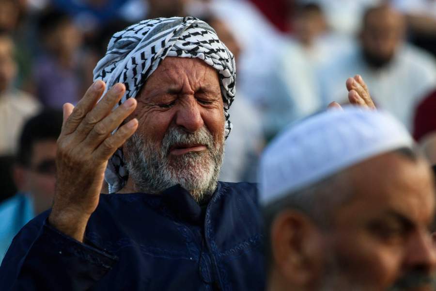 Мужчина совершает праздничный намаз