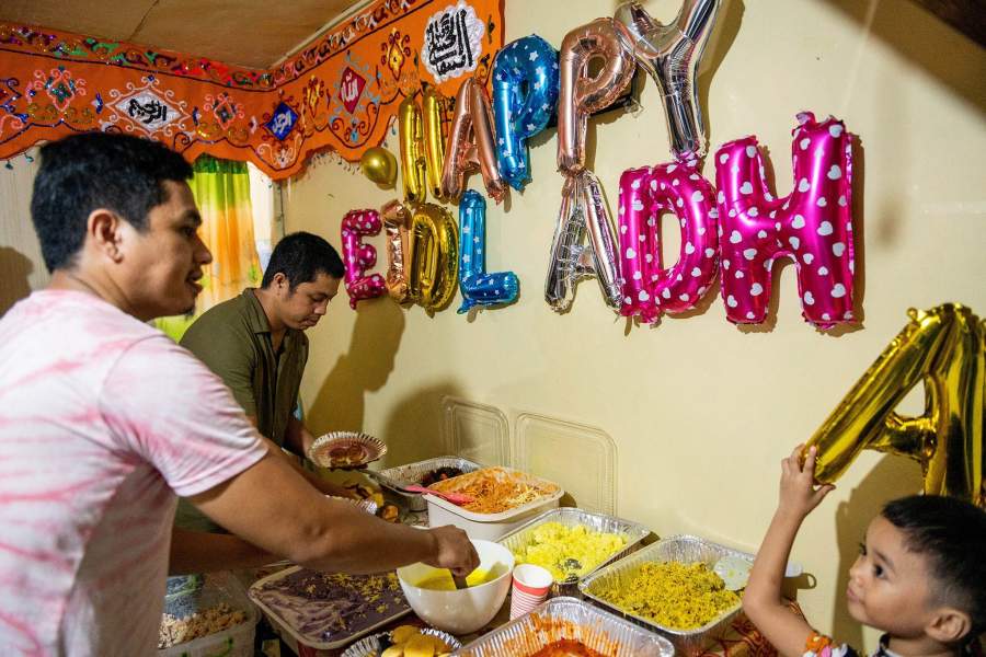 Филиппинские мусульмане готовятся к завтраку после молитвы в городе Марикина