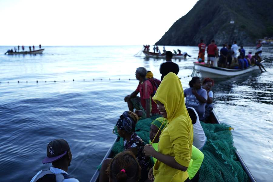 Рыбак Мария Рейес стоит на лодке во время 12-часовой рыбацкой смены в Чуао, Венесуэла, рано утром в среду, 7 июня 2023 года. Плата за рыбалку составляет $8 за смену, что составляет лишь малую часть того, что нужно венесуэльской семье, чтобы купить базовую корзину товаров в южноамериканской стране, но больше, чем общенациональная минимальная месячная заработная плата в размере $5
