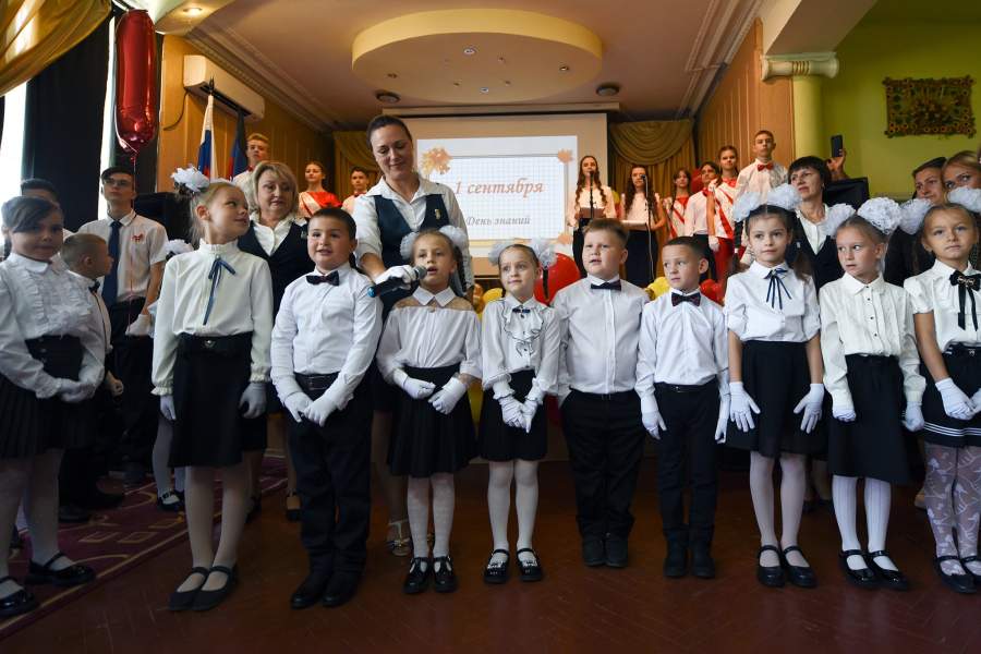 Школьники и учителя на торжественной линейке, посвященной началу учебного года, в гимназии № 6 в Донецке.