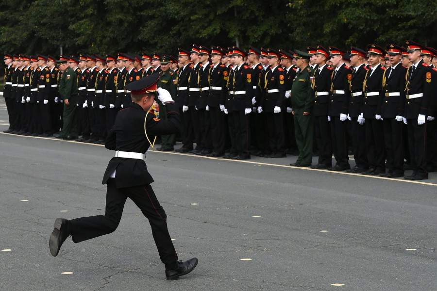 Кадет бежит к строю товарищей перед началом торжественного празднования Дня знаний в год 25-летия основания Красноярского кадетского корпуса им. А. И. Лебедя и Красноярской Мариинской женской гимназии-интерната в Красноярске.