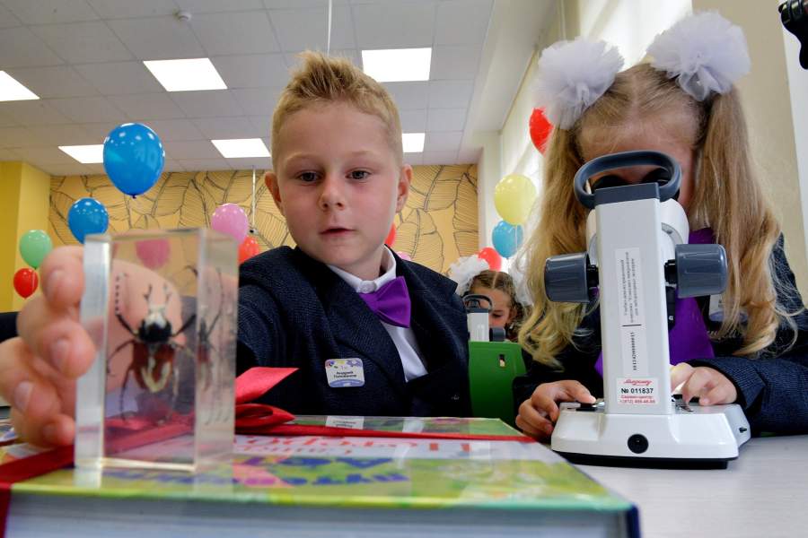 Первоклассники на первом уроке в лицее №369 в Санкт-Петербурге в День знаний