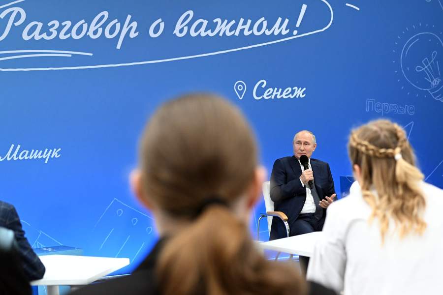 1 сентября 2023. Президент РФ Владимир Путин проводит открытый урок "Разговор о важном" в мастерской управления "Сенеж" в Солнечногорске. В уроке принимают участие 30 школьников, имеющих выдающиеся достижения в учебе, победители международных олимпиад и конкурсов.