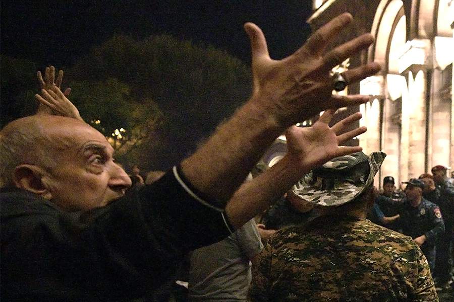 Участник протестной акции у Дома правительства Армении. 19 сентября минобороны Азербайджана сообщило, что Баку начал антитеррористические мероприятия локального характера в Карабахе для восстановления конституционного строя