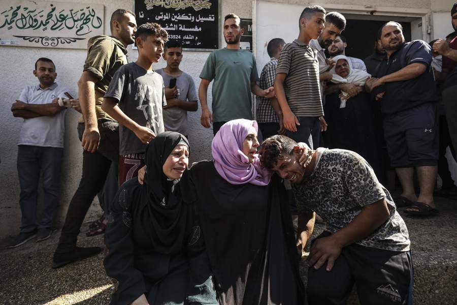 Палестинцы скорбят на похоронах после израильских авиаударов по городу Газа