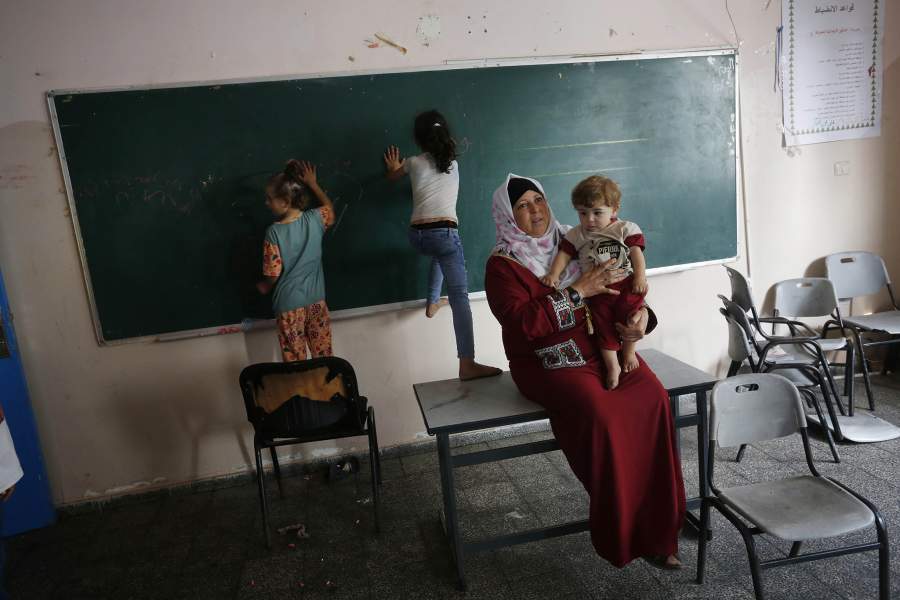 Палестинские семьи укрываются в школах, связанных с Организацией Объединенных Наций (ООН), из-за израильских бомбардировок в городе Газа