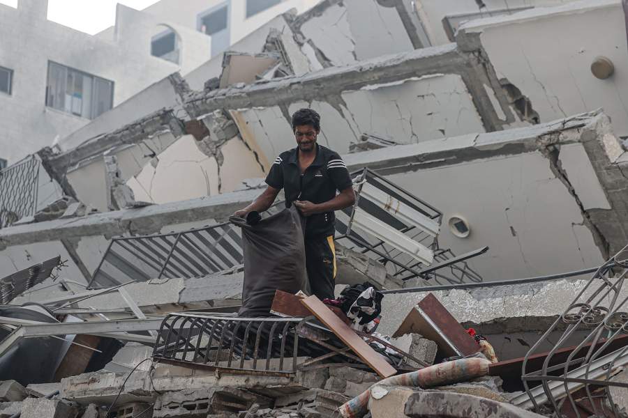 Вид на обломки здания Аклук, разрушенного израильскими истребителями в городе Газа,