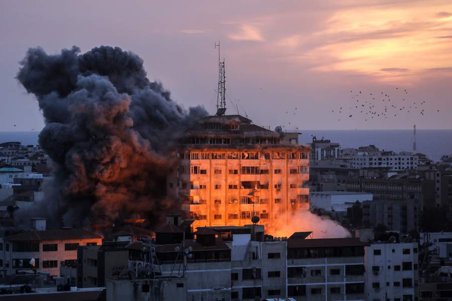  во время израильского авиаудара над зданиями в городе Газа поднимается дым и огненный шар. 