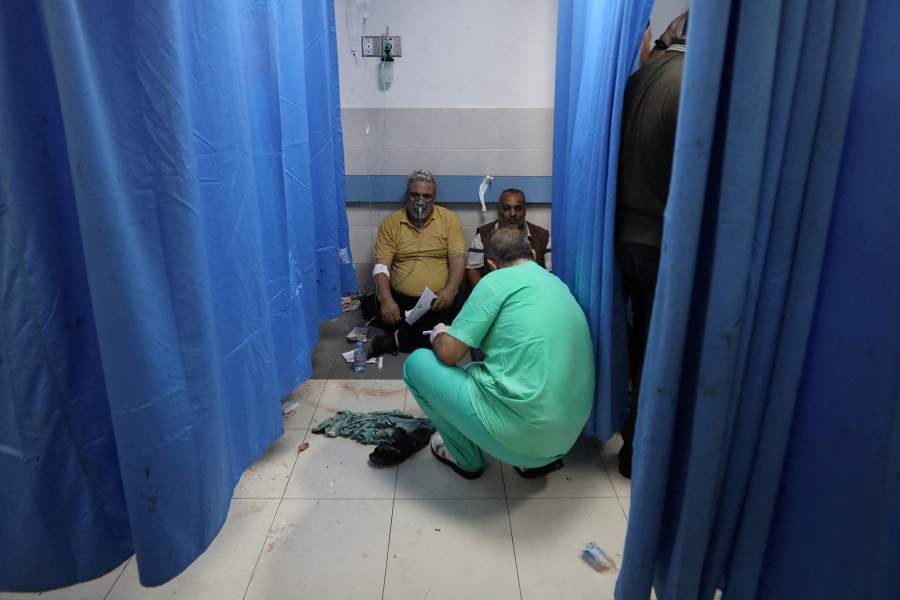 Людям оказывают помощь в больнице «Шифа» после авиаудара Израиля по близлежащей больнице «Аль-Ахли» 