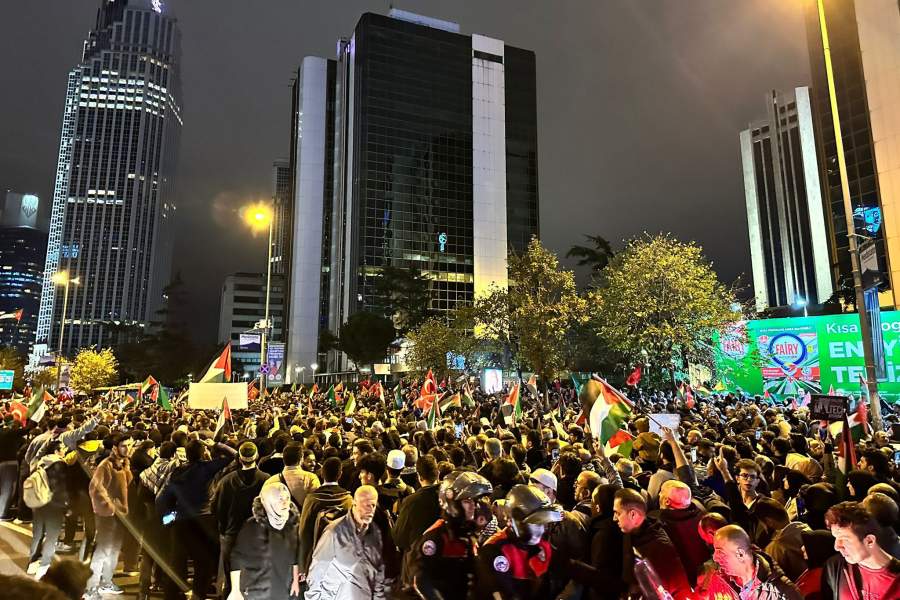 Сотни людей собираются во вторник перед Генеральным консульством Израиля в Стамбуле, чтобы протестовать против авиаудара Израиля по баптистской больнице «Аль-Ахли» в секторе Газа