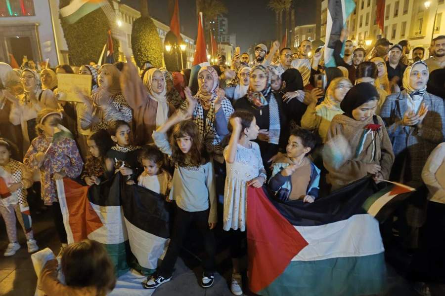 Сотни людей собираются во вторник, чтобы протестовать против авиаудара Израиля по баптистской больнице «Аль-Ахли»  в секторе Газа, поскольку израильские атаки продолжаются одиннадцатый день в Рабате, Марокко