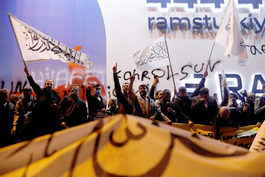 Пропалестинские демонстранты в Стамбуле выкрикивают лозунги во время акции протеста, после того как сотни палестинцев были убиты в результате взрыва в больнице Аль-Ахли в секторе Газа