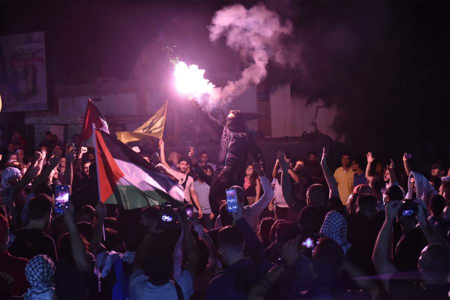 Ливанцы собираются перед посольством Франции, чтобы устроить акцию протеста против израильского авиаудара по баптистской больнице Аль-Ахли в секторе Газа