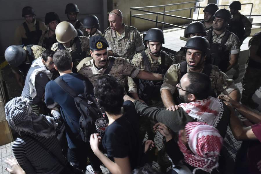 Ливанская полиция и солдаты вмешиваются в акцию протеста против израильского авиаудара по баптистской больнице Аль-Ахли в Газе, организованную перед зданием посольства Франции в Бейруте