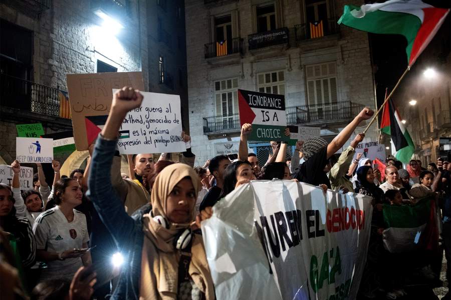 Демонстранты вывесили палестинский флаг у мэрии Жироны во время митинга в поддержку палестинского народа