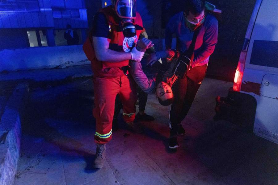 Демонстрант ранен, когда ливанцы собираются перед посольством США, чтобы устроить акцию протеста против авиаудара Израиля по баптистской больнице Аль-Ахли