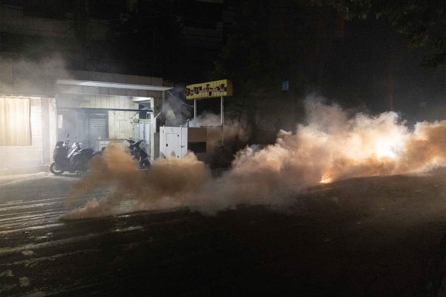 Вид на территорию в густом дыму, когда ливанцы собираются перед посольством США, чтобы устроить акцию протеста против израильского авиаудара по баптистской больнице Аль-Ахли в секторе Газа в Бейруте, Ливан